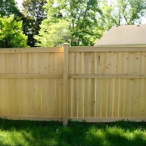 Cerca de madera de privacidad tope plano con moldura instalada en Illinois